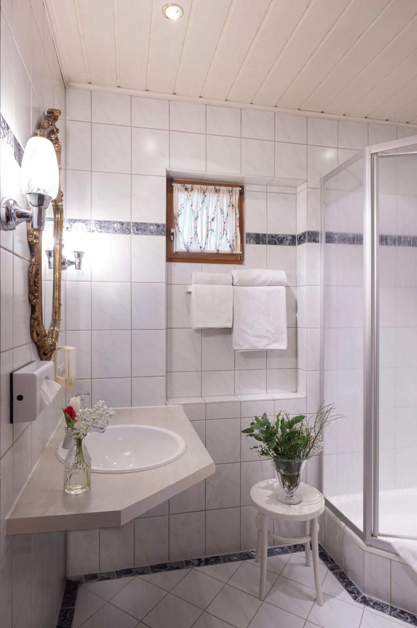 Landhotel 3Kronen Adelsdorf Exteriör bild