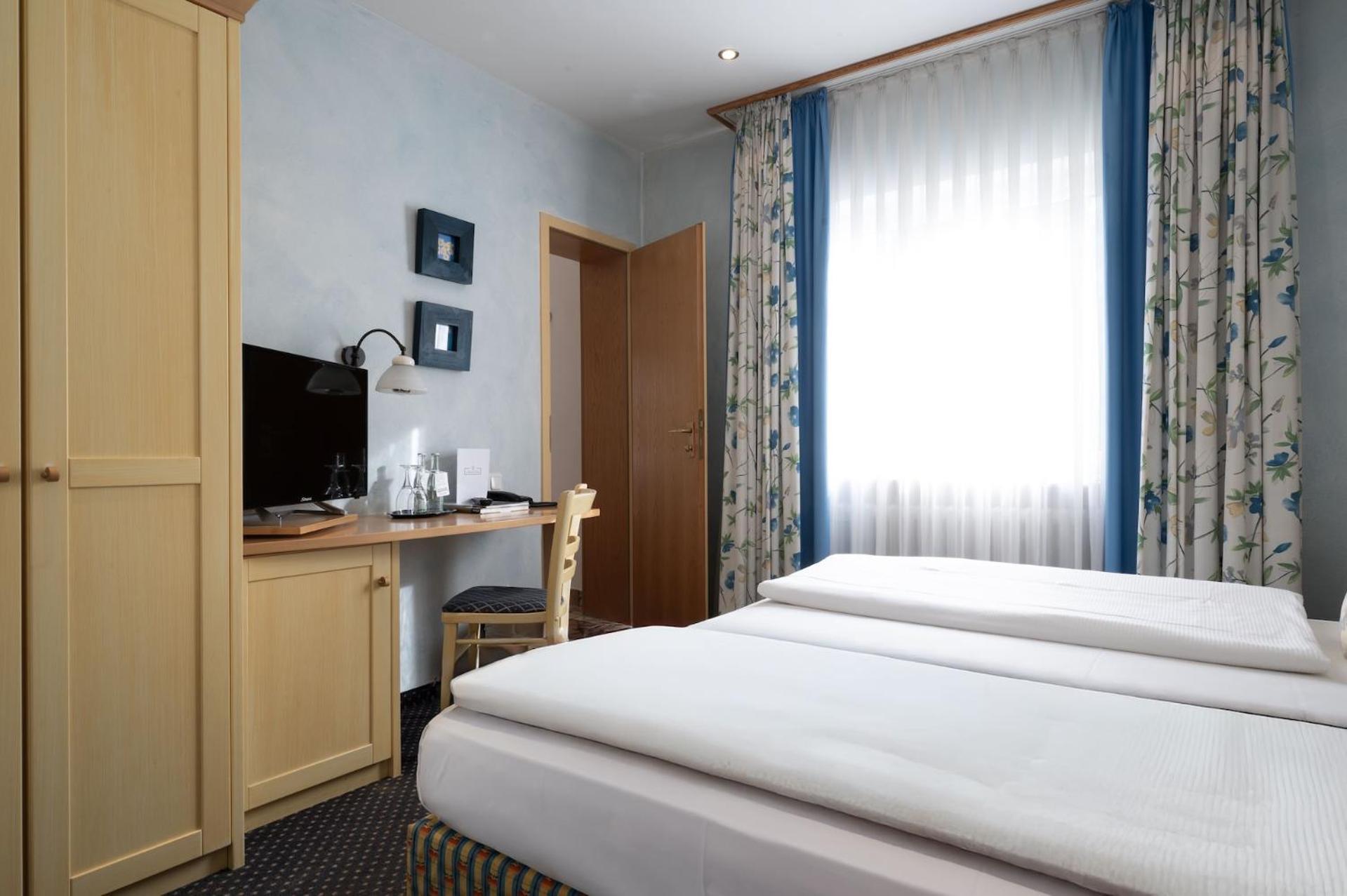 Landhotel 3Kronen Adelsdorf Exteriör bild